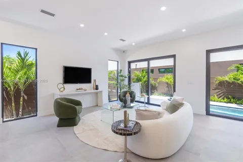 $1,800,000 | 2431 Northeast 18th Street, Fort Lauderdale, FL 33305