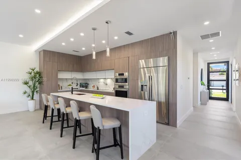 $1,800,000 | 2431 Northeast 18th Street, Fort Lauderdale, FL 33305