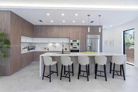 $1,800,000 | 2431 Northeast 18th Street, Fort Lauderdale, FL 33305
