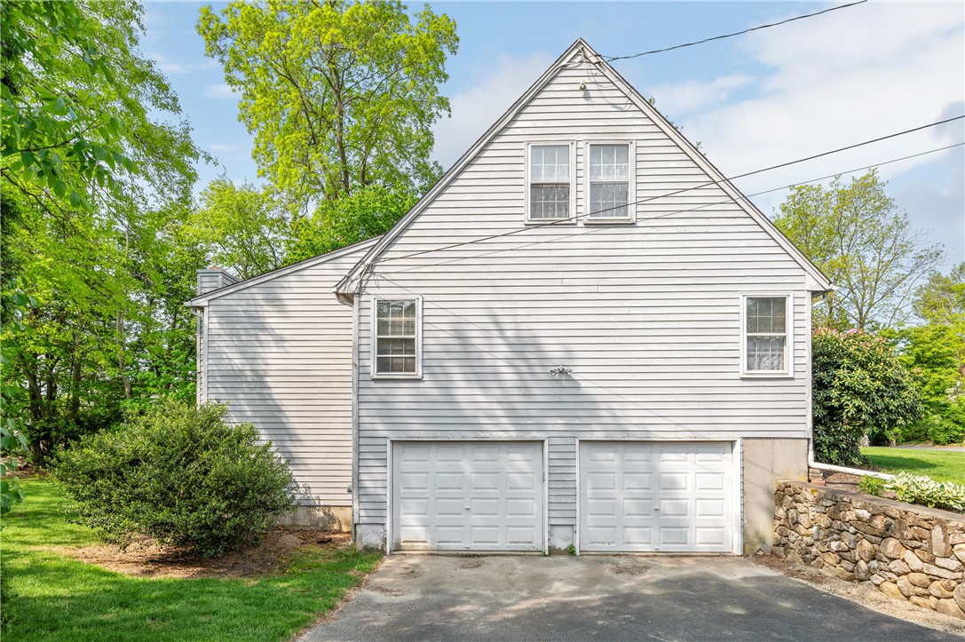 54 Scarborough Road Cumberland, RI 02864 - Photo 3 of 23 Gallery Image 3