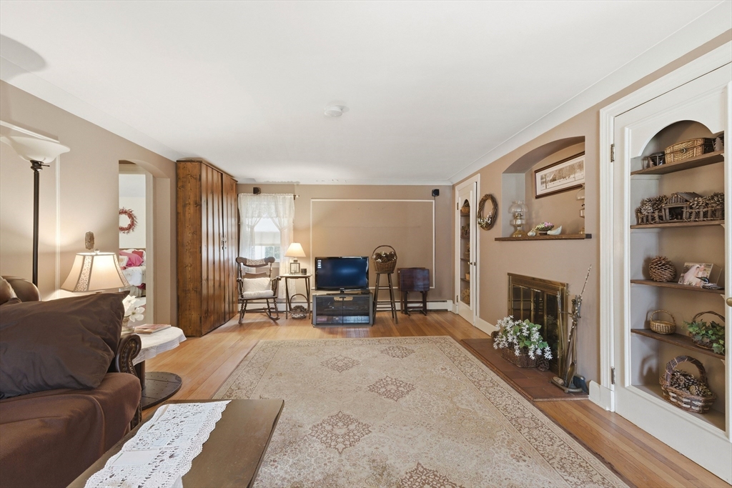 17 Evergreen Road Needham, MA 02494 - Photo 5 of 27