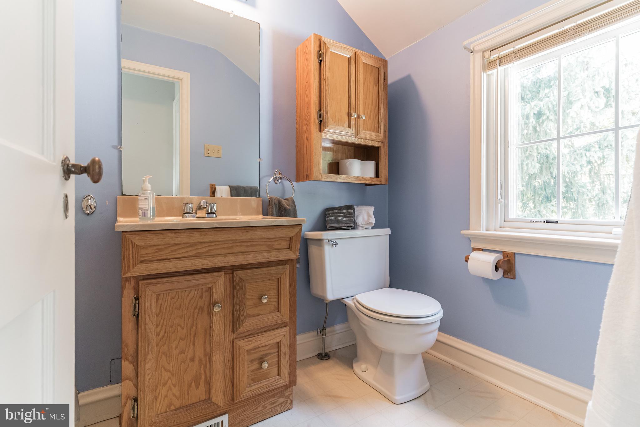 560 Baeder Road Jenkintown, PA 19046 - Photo 32 of 45 ENSUITE BATH 4TH BEDROOM