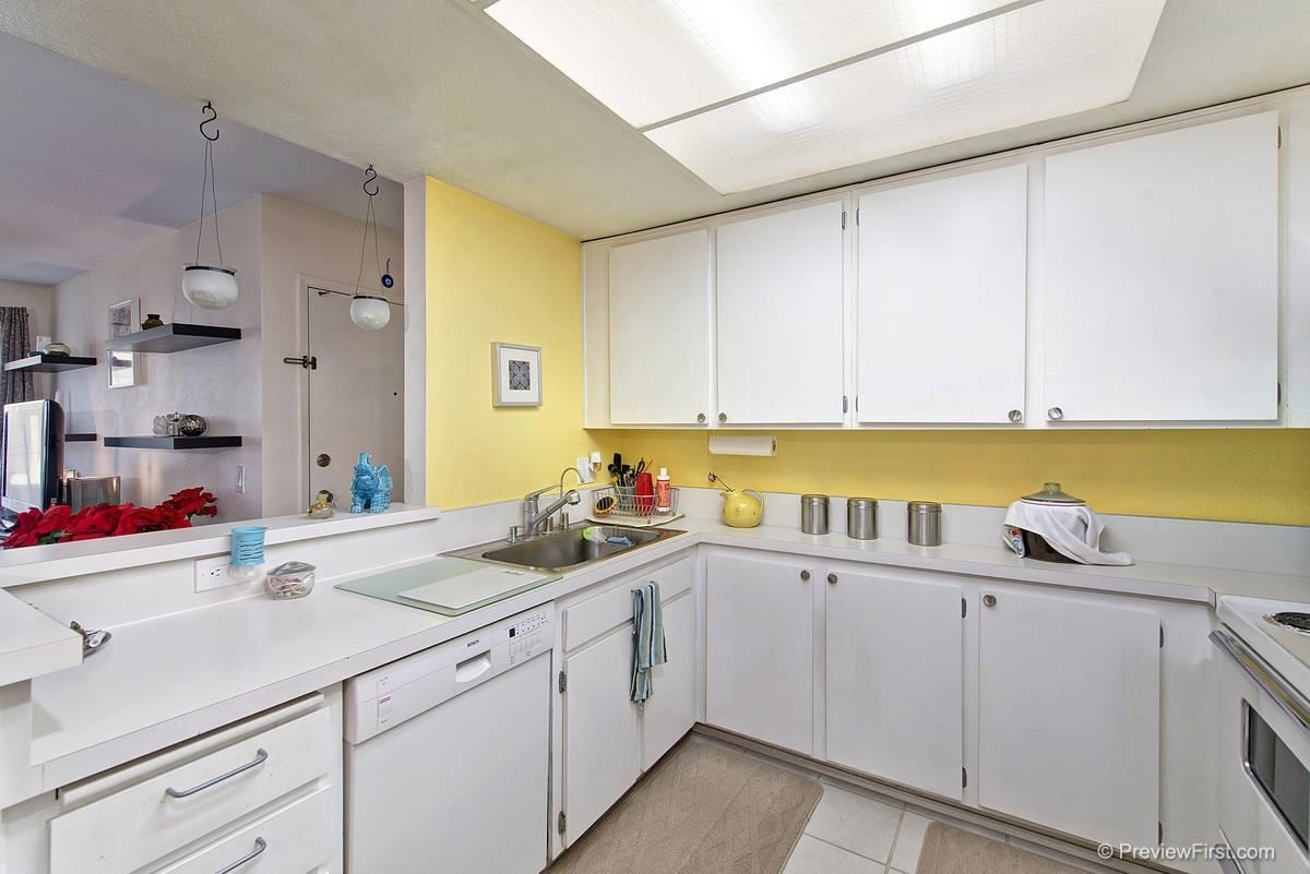 5922 Rancho Mission Road, Unit 69 San Diego, CA 92108 - Photo 7 of 25 Light bright Kitchen