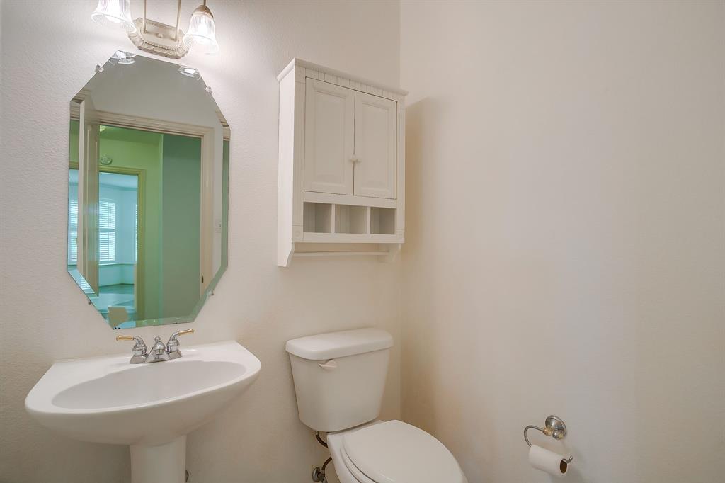 8101 Rodeo Drive Denton, TX 76208 - Photo 39 of 40 Half bathroom