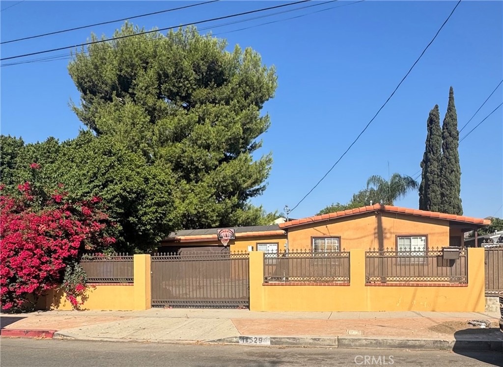 a view of a house with a backyard