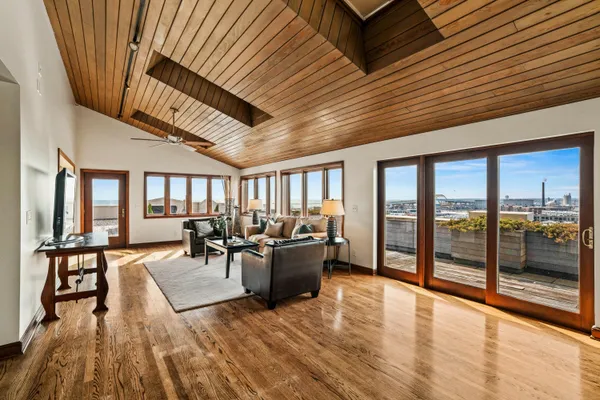 $1,395,000 | 320 East Buffalo Street, Unit 900, Milwaukee, WI 53202