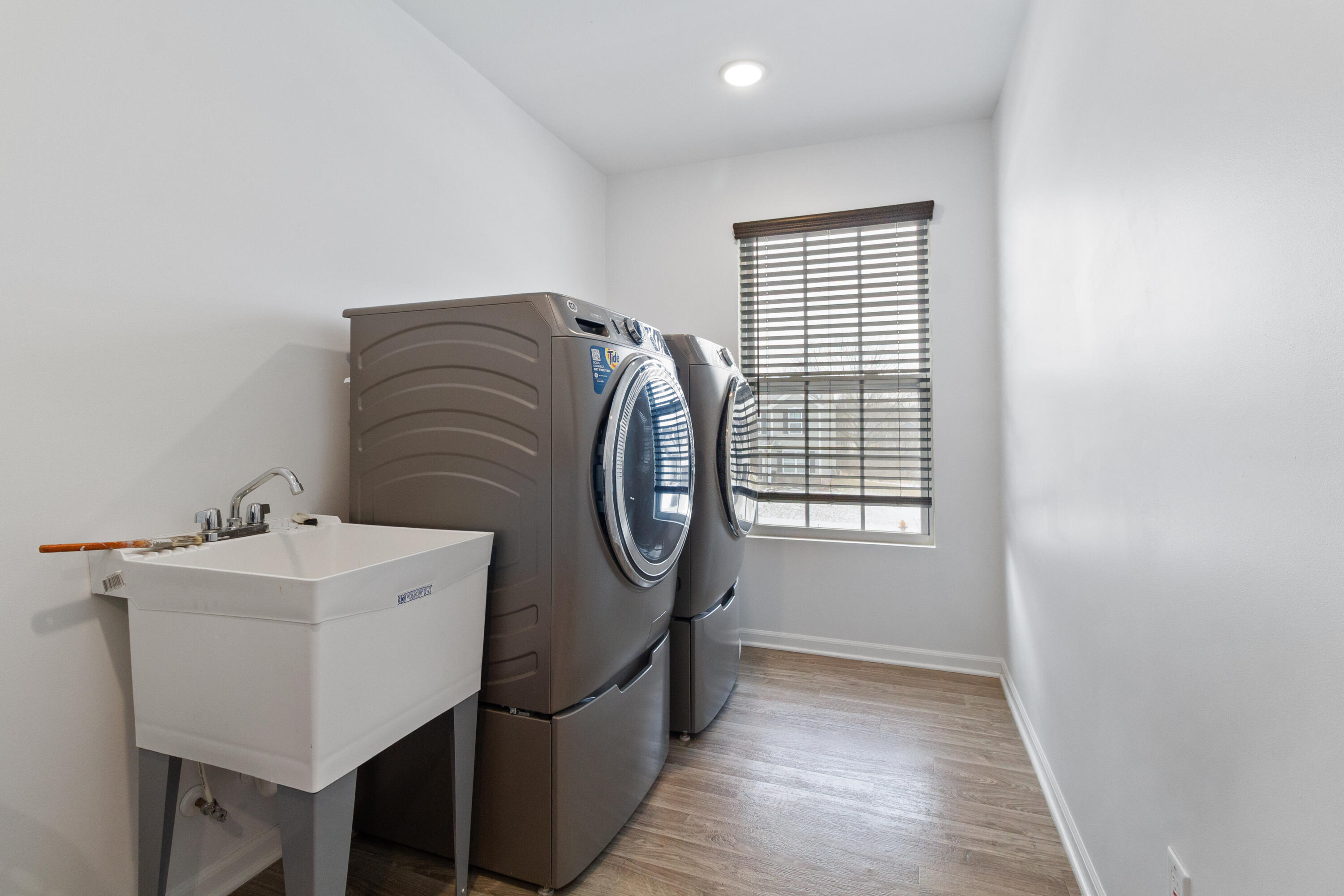 7485 Clark Street Merrillville, IN 46410 - Photo 24 of 26 a utility room with dryer and washer