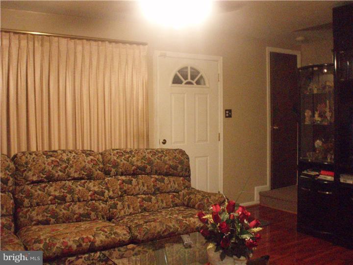 814 Tomlinson Road Philadelphia, PA 19116 - Photo 3 of 12 Living Room