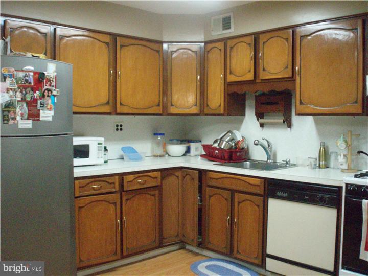 814 Tomlinson Road Philadelphia, PA 19116 - Photo 5 of 12 Kitchen