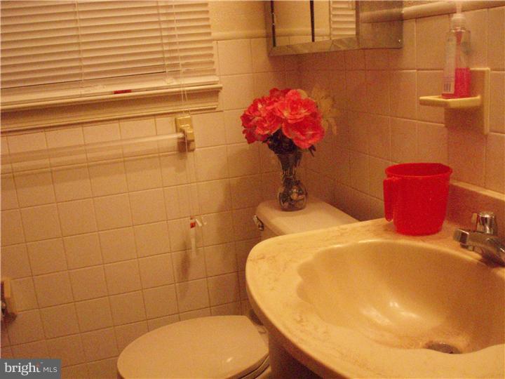 814 Tomlinson Road Philadelphia, PA 19116 - Photo 10 of 12 Master Bathroom