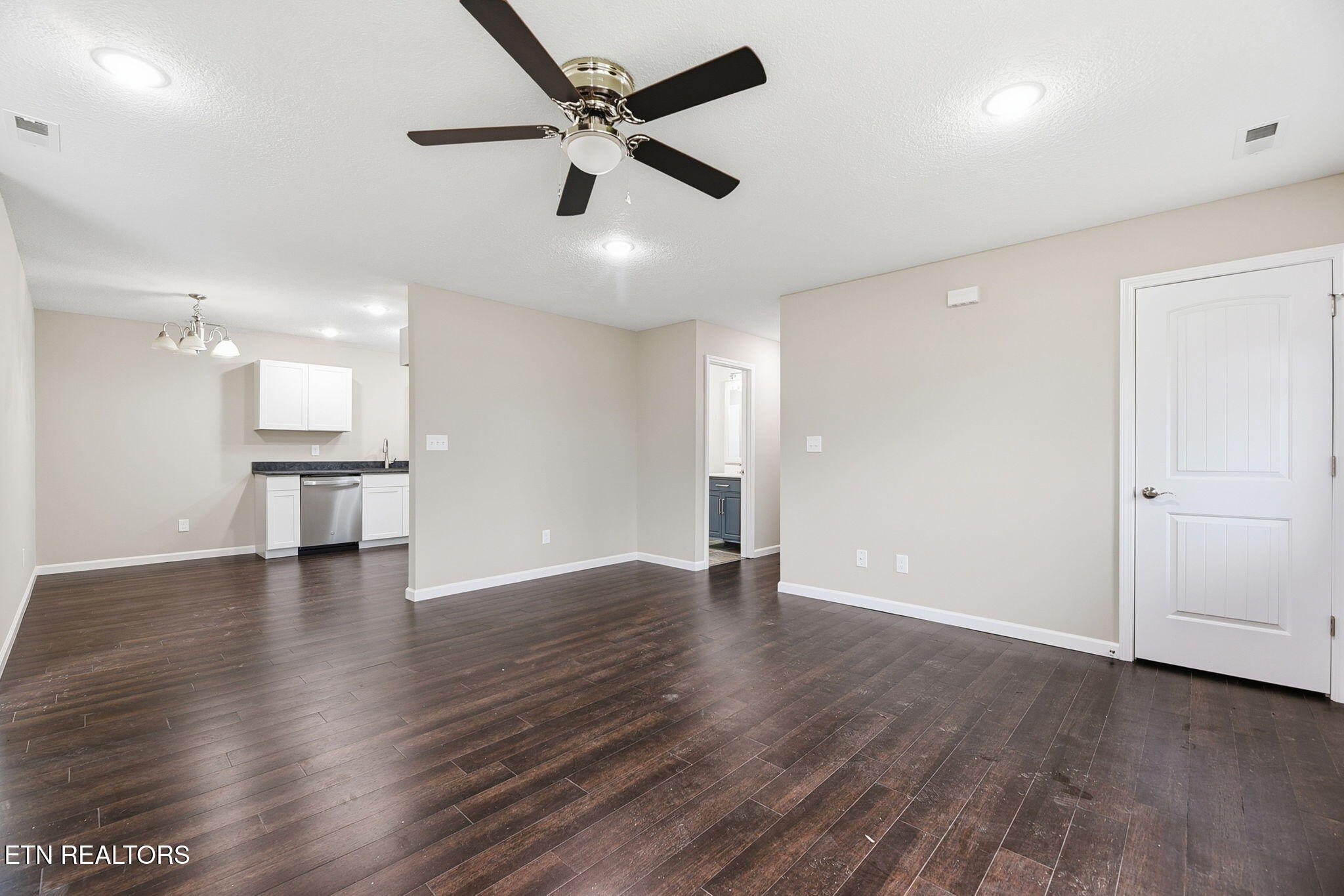 513 Hillcrest Street Clinton, TN 37716 - Photo 5 of 19 513 lr 2