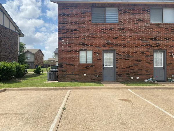$1,200 | 2826 Wimbledon Court, Unit D, Garland, TX 75041