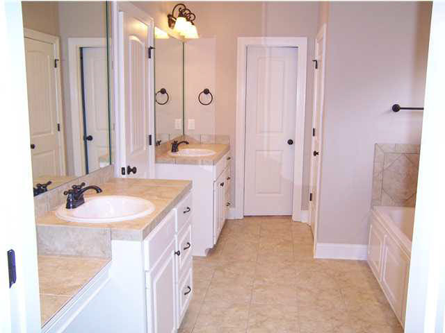 129 Hanover Street Madison, MS 39110 - Photo 8 of 11 Master bath