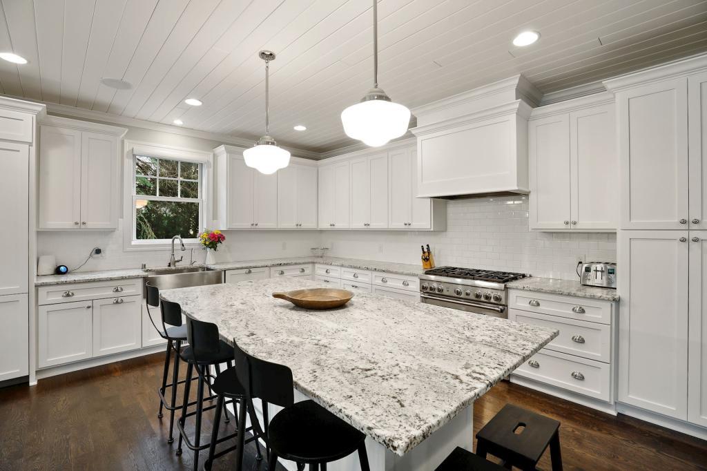 20400 Western Road Deephaven, MN 55331 - Photo 9 of 40