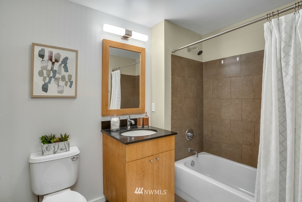 76 Cedar Street, Unit 910 Seattle, WA 98121 - Photo 19 of 30 a bathroom with a toilet a sink and a bathtub