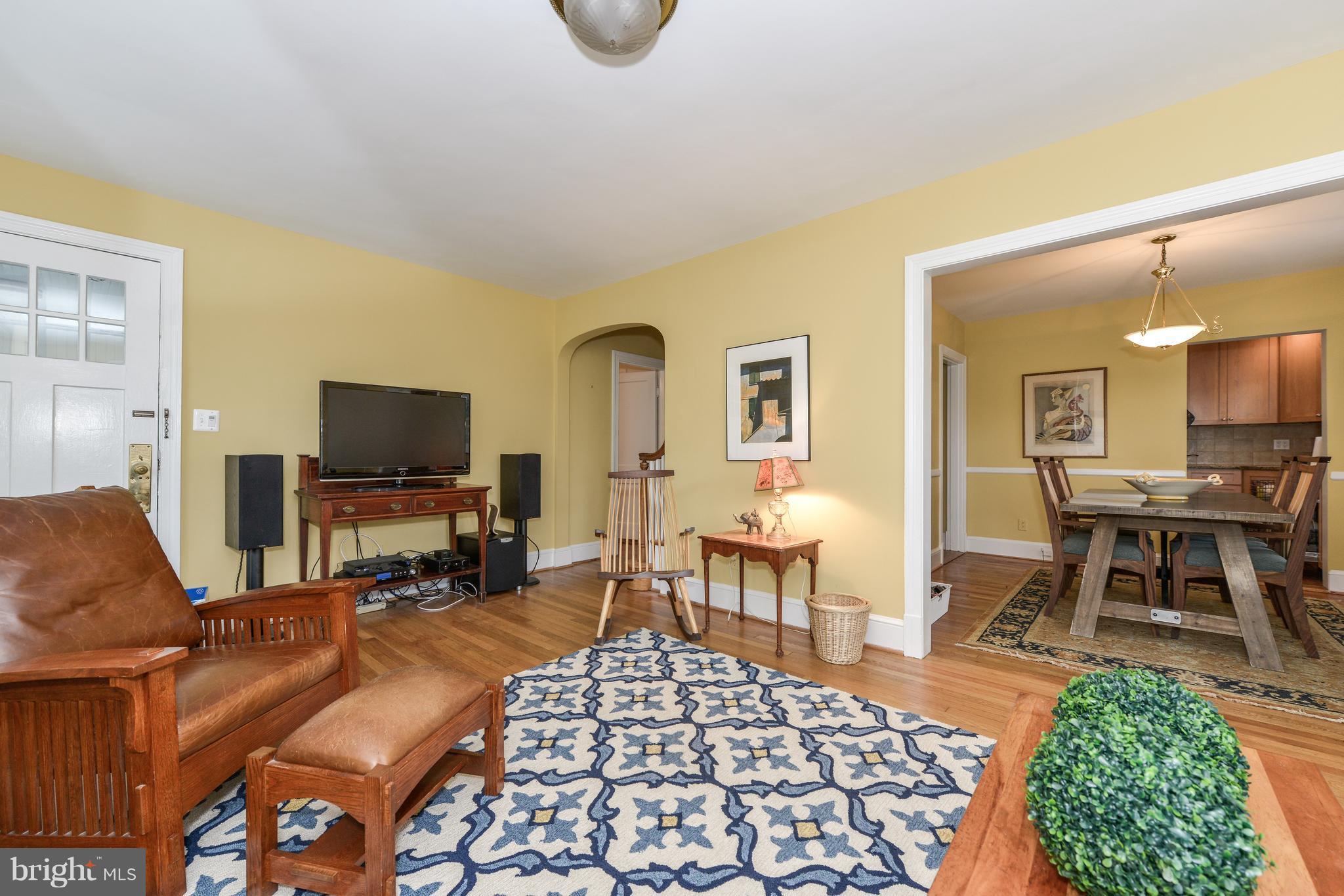 1615 North Glebe Road Arlington, VA 22207 - Photo 9 of 24 Living Room