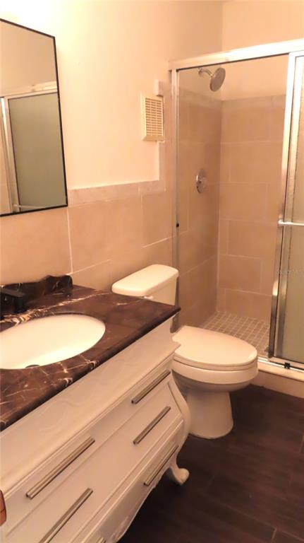 2295 Americus Boulevard East, Unit 29 Clearwater, FL 33763 - Photo 30 of 39 a bathroom with a toilet a sink and shower