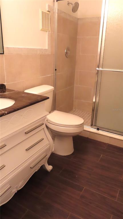 2295 Americus Boulevard East, Unit 29 Clearwater, FL 33763 - Photo 31 of 39 a bathroom with a toilet a sink and a shower