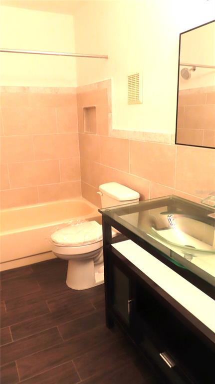 2295 Americus Boulevard East, Unit 29 Clearwater, FL 33763 - Photo 35 of 39 a bathroom with a sink a toilet and shower