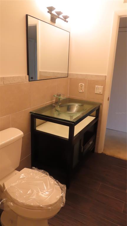 2295 Americus Boulevard East, Unit 29 Clearwater, FL 33763 - Photo 36 of 39 a bathroom with a sink toilet and mirror