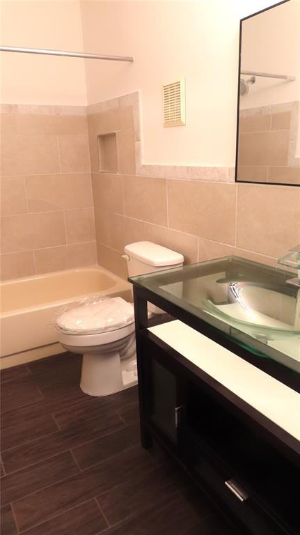 2295 Americus Boulevard East, Unit 29 Clearwater, FL 33763 - Photo 37 of 39 a bathroom with a sink a toilet and bathtub