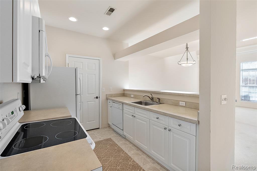 13 North Squirrel Road Auburn Hills, MI 48326 - Photo 26 of 63