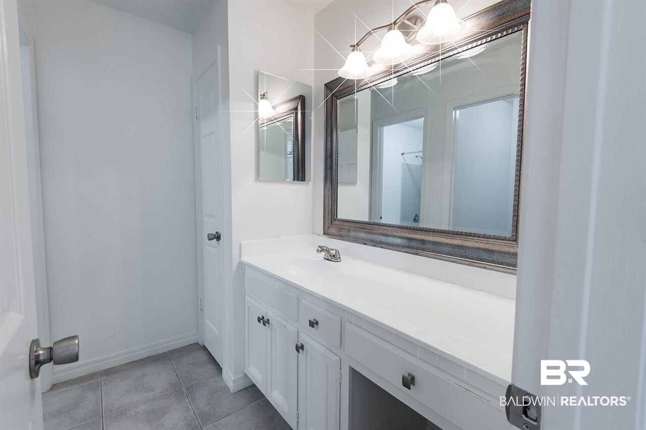 4916 Meredith Court Mobile, AL 36618 - Photo 20 of 32 Master Vanity