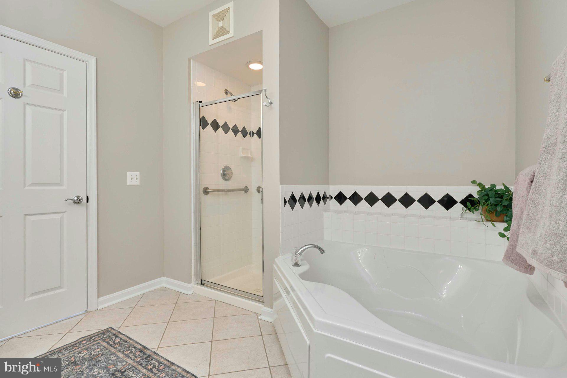 1851 Stratford Park Place, Unit 212 Reston, VA 20190 - Photo 21 of 40 a bathroom with a bathtub