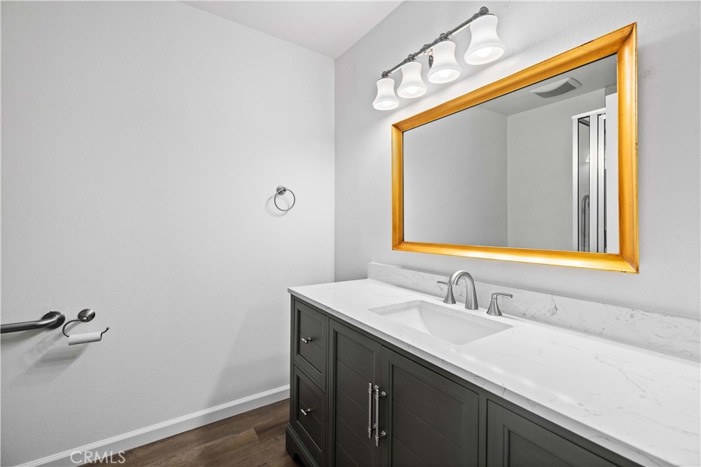 26562 Cardwick Court Newhall, CA 91321 - Photo 15 of 34 Primary Bathroom