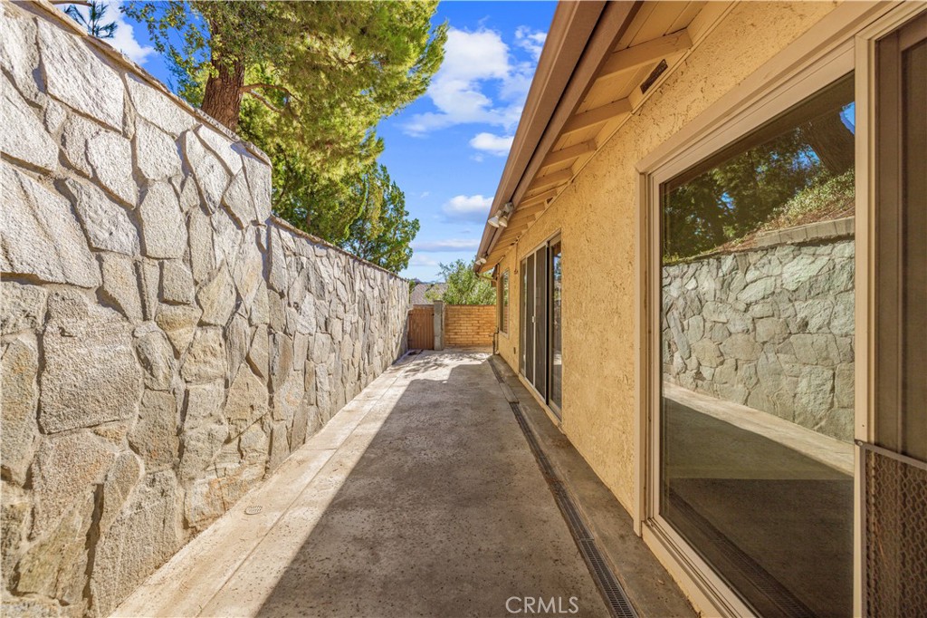 26562 Cardwick Court Newhall, CA 91321 - Photo 25 of 34