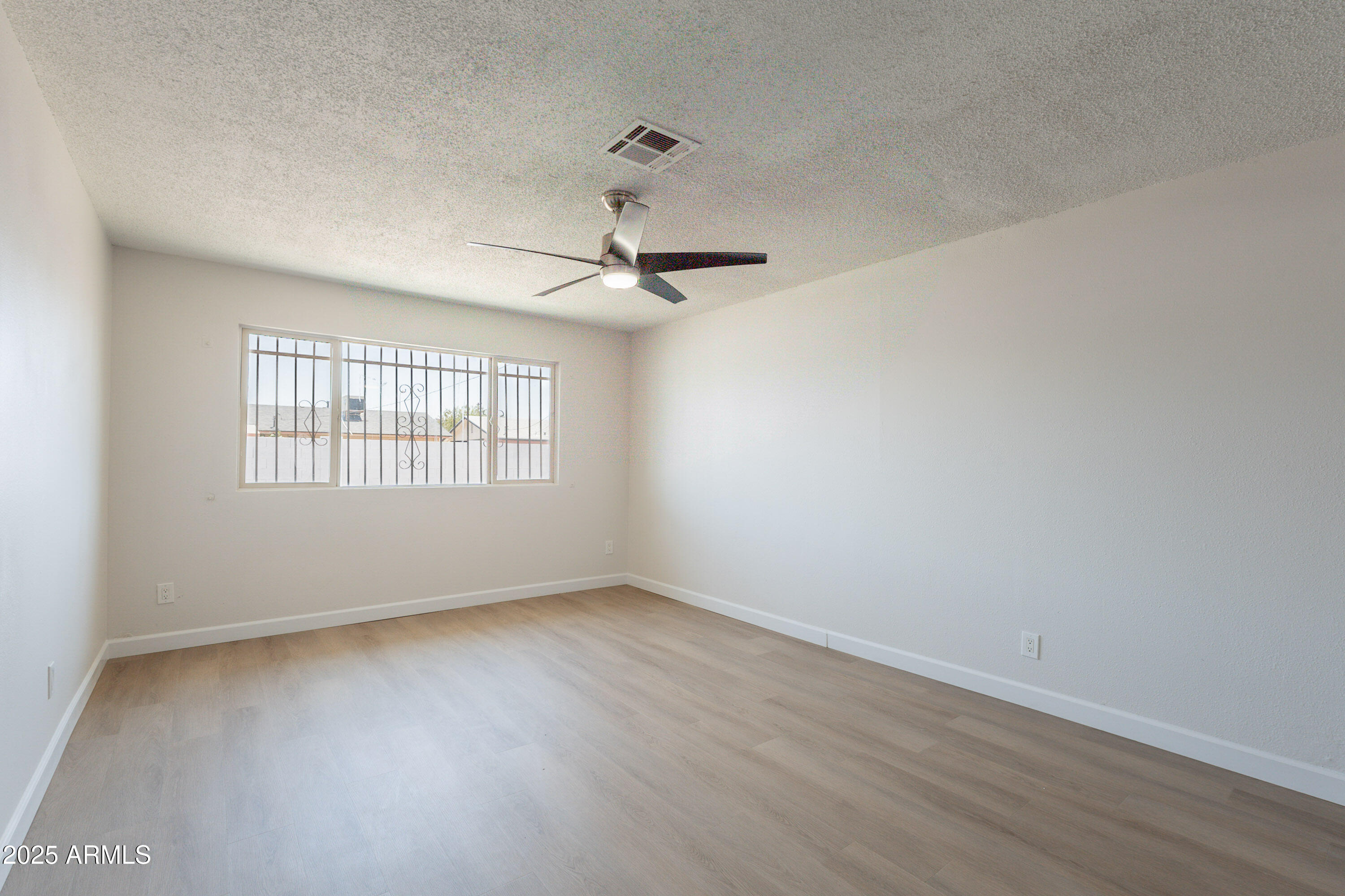 2327 East Chipman Road Phoenix, AZ 85040 - Photo 3 of 18 Chipman-7