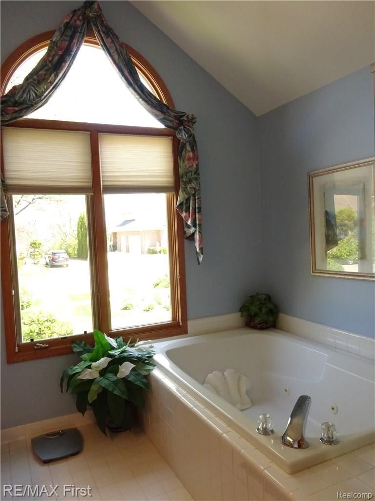 896 Grovecrest Rochester, MI 48307 - Photo 12 of 57 2 PERSON JET TUB