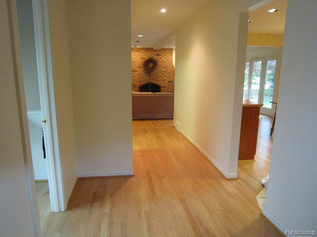 290 Ridgewood Road Rochester, MI 48306 - Photo 13 of 24 Hallway