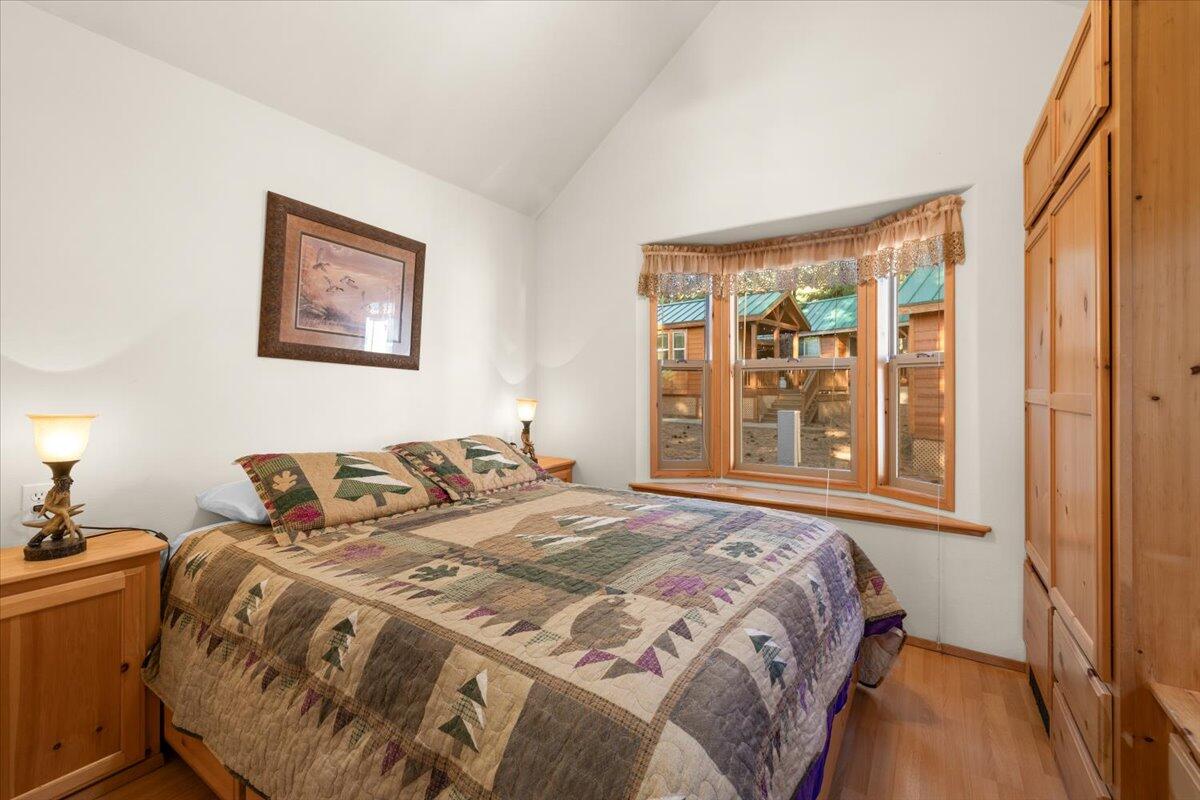 7900 Hyatt Prairie Road, Unit 25 Ashland, OR 97520 - Photo 12 of 20 Primary Bedroom