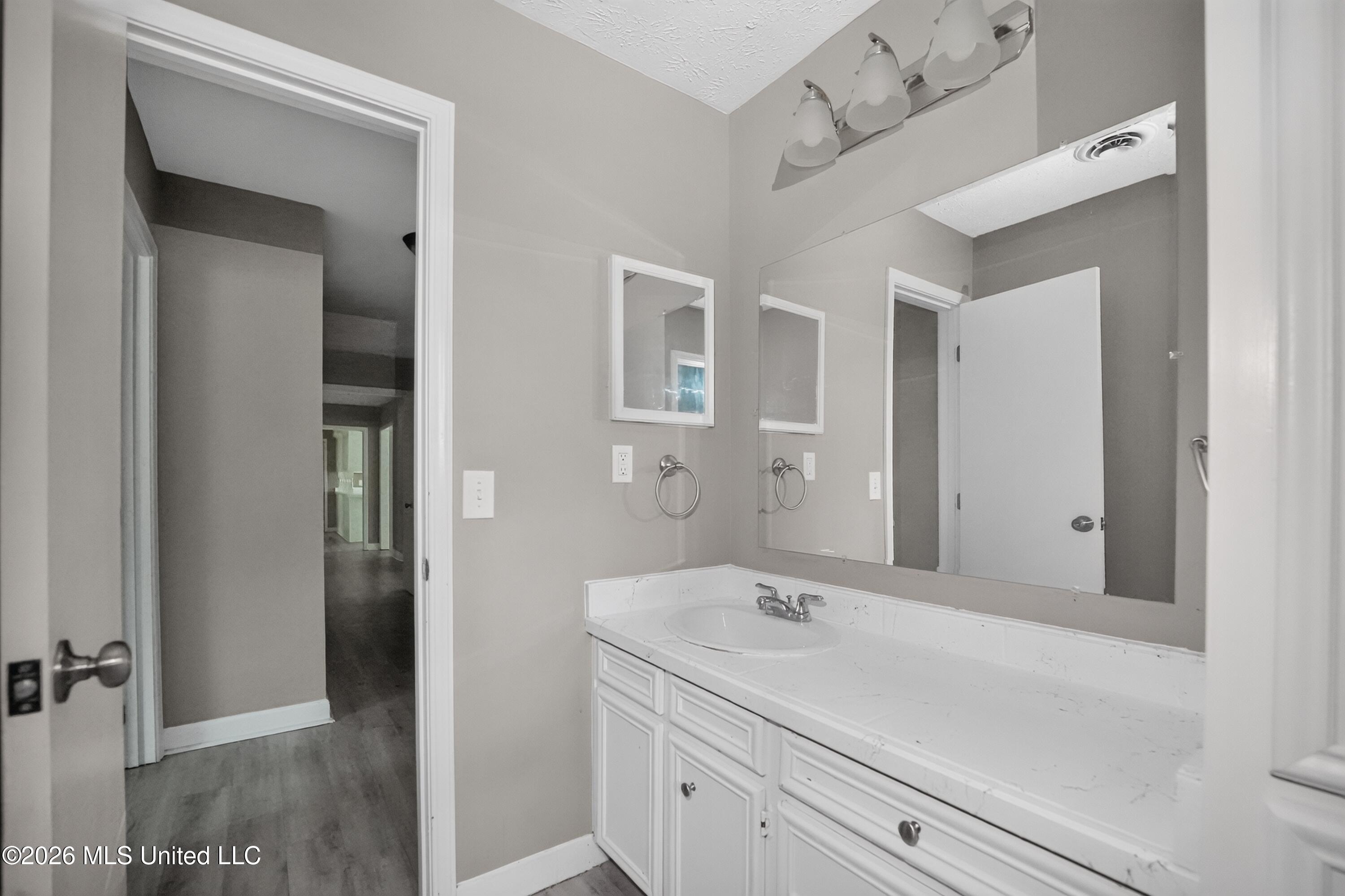2050 Gateway Drive Ridgeland, MS 39157 - Photo 19 of 24 23_2050_Gateway_Dr-Bathroom-8595