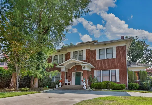 $349,000 | 1118 Lindsay Street, Gainesville, TX 76240