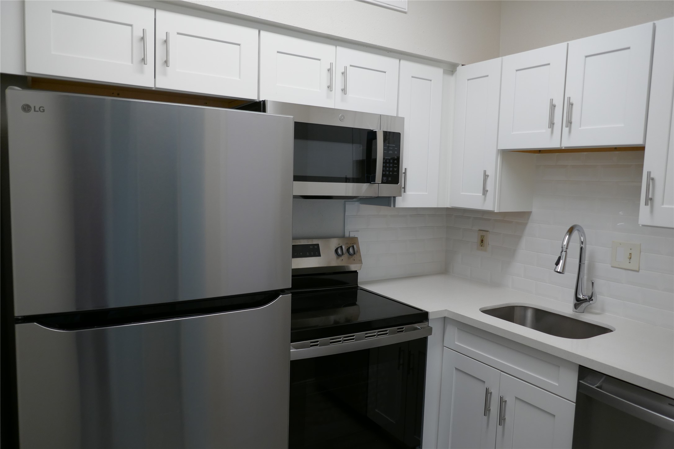 2100 Tanglewilde Street, Unit 347 Houston, TX 77063 - Photo 8 of 19 a kitchen with a refrigerator and a sink