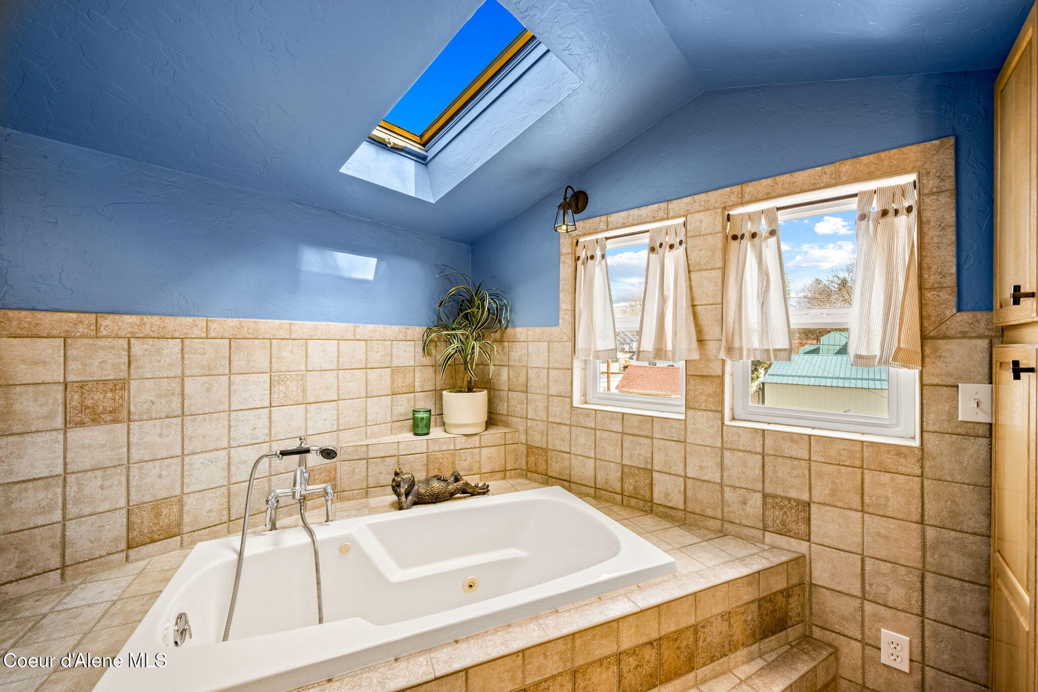 726 North B Street Coeur D'Alene, ID 83814 - Photo 31 of 67 Primary SuiteJetted Tub