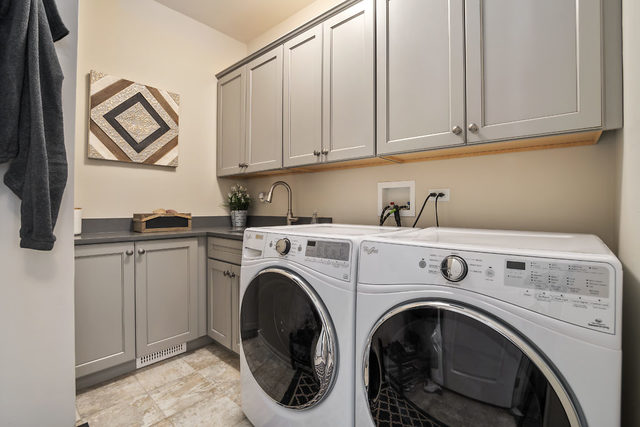 1244 Falcon Ridge Drive Elgin, IL 60124 - Photo 9 of 23 a utility room with dryer and washer