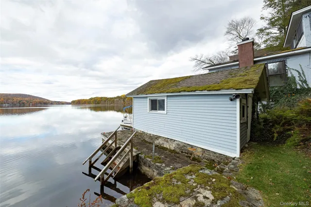 a view of a house with a tree