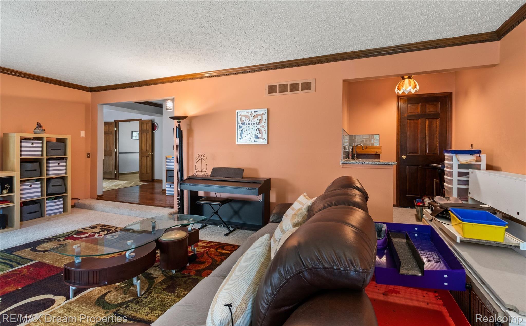 3110 Burlington Drive Rochester, MI 48306 - Photo 14 of 34 SPACIOUS OVERSIZED FAMILY ROOM HAS NEWLY UPDATED GRANITE WET BAR AREA