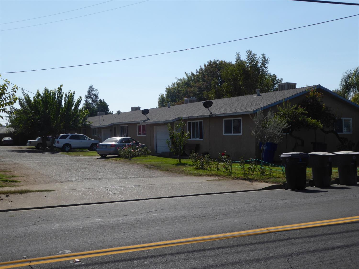 841 East Springfield Avenue Reedley, CA 93654 - Photo 2 of 4