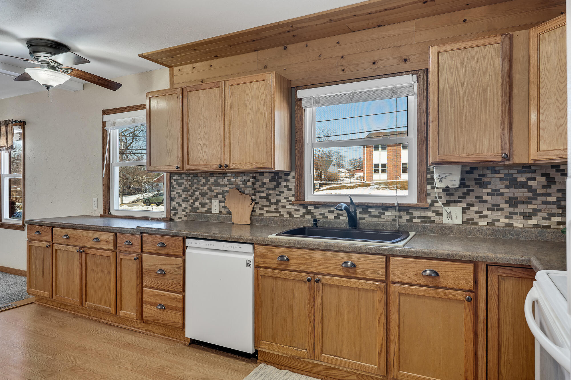 1028 Main Street Onalaska, WI 54650 - Photo 9 of 28 09_Kitchen