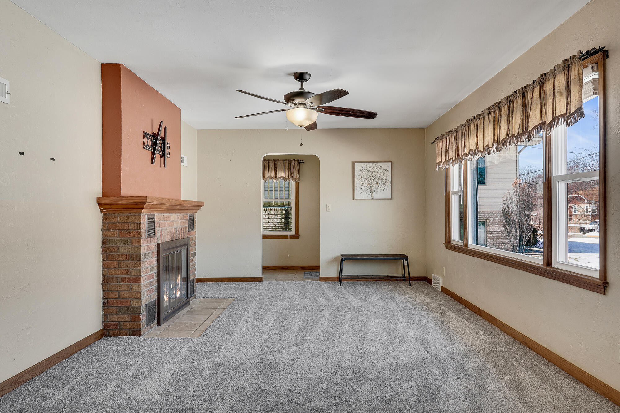 1028 Main Street Onalaska, WI 54650 - Photo 3 of 28 03_Living Room