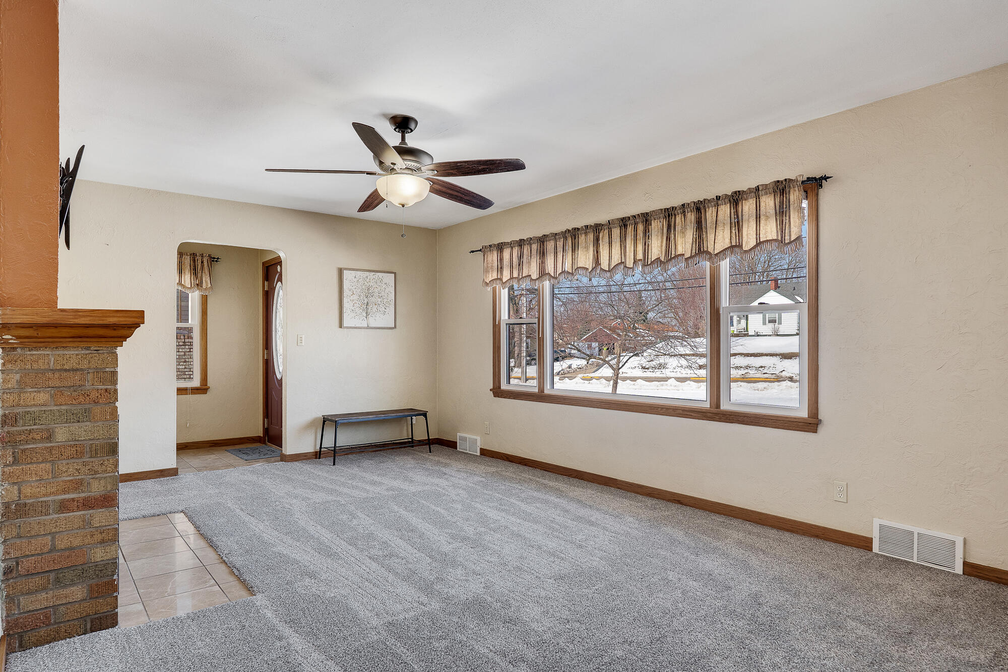 1028 Main Street Onalaska, WI 54650 - Photo 4 of 28 04_Living Room