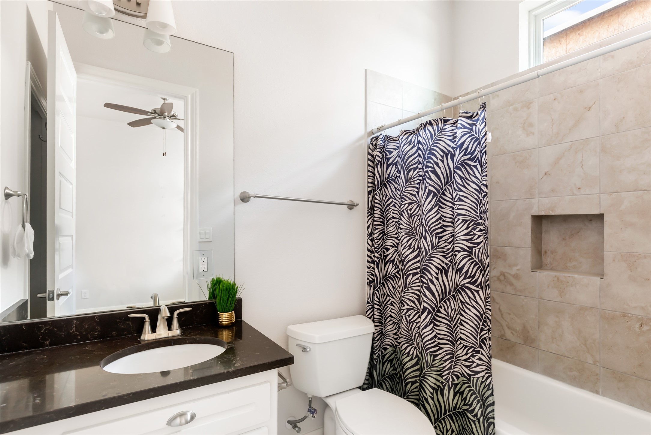 3351 Kilgore Street Houston, TX 77021 - Photo 23 of 38 Secondary bath on 3rd level