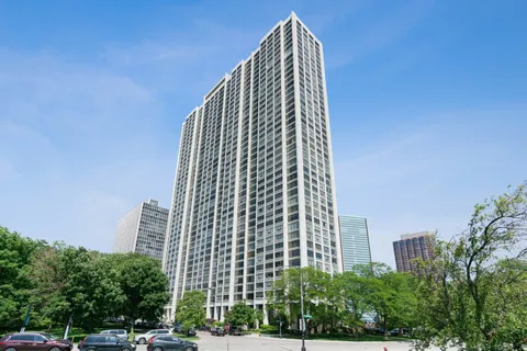 $296,800 | 2800 North Lake Shore Drive, Unit 807, Chicago, IL 60657