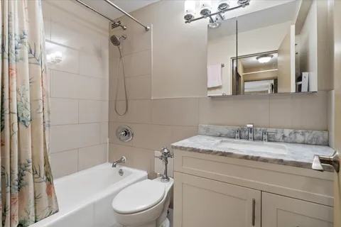 $296,800 | 2800 North Lake Shore Drive, Unit 807, Chicago, IL 60657