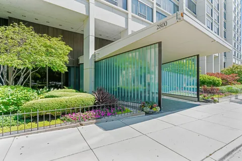$296,800 | 2800 North Lake Shore Drive, Unit 807, Chicago, IL 60657
