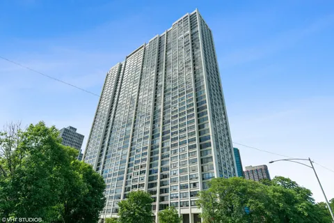 $296,800 | 2800 North Lake Shore Drive, Unit 807, Chicago, IL 60657
